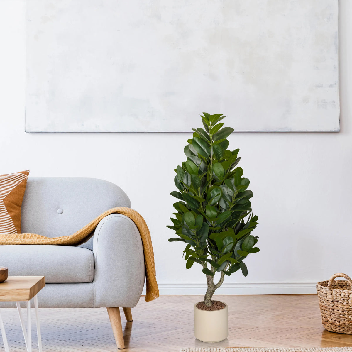 Groene kunstplant Garcinia in een crèmekleurige pot van hjh OFFICE