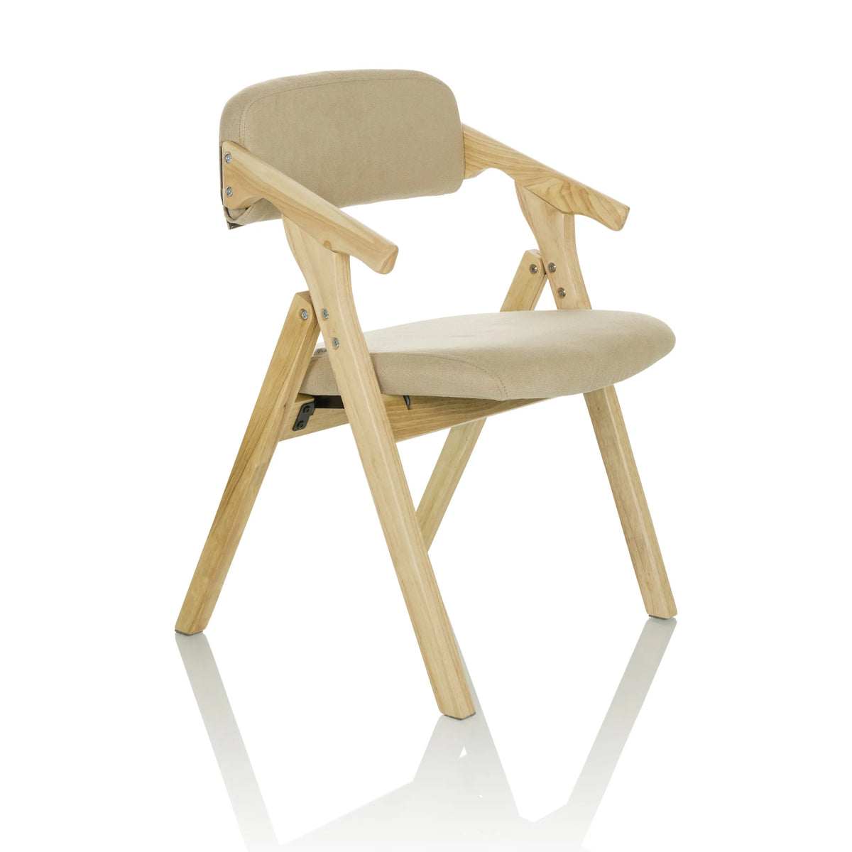 Beige klapstoel SCANDIO met armleuningen en houten frame van hjh OFFICE – 360-gradenweergave (schuin vooraanzicht 45°)