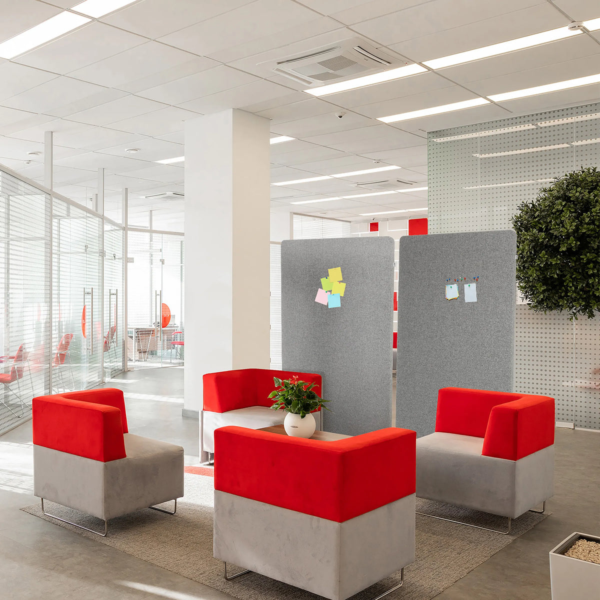 Lichtgrijze scheidingswanden FLEXMIUT STAND in een kantoorlandschap met een zithoek van hjh OFFICE