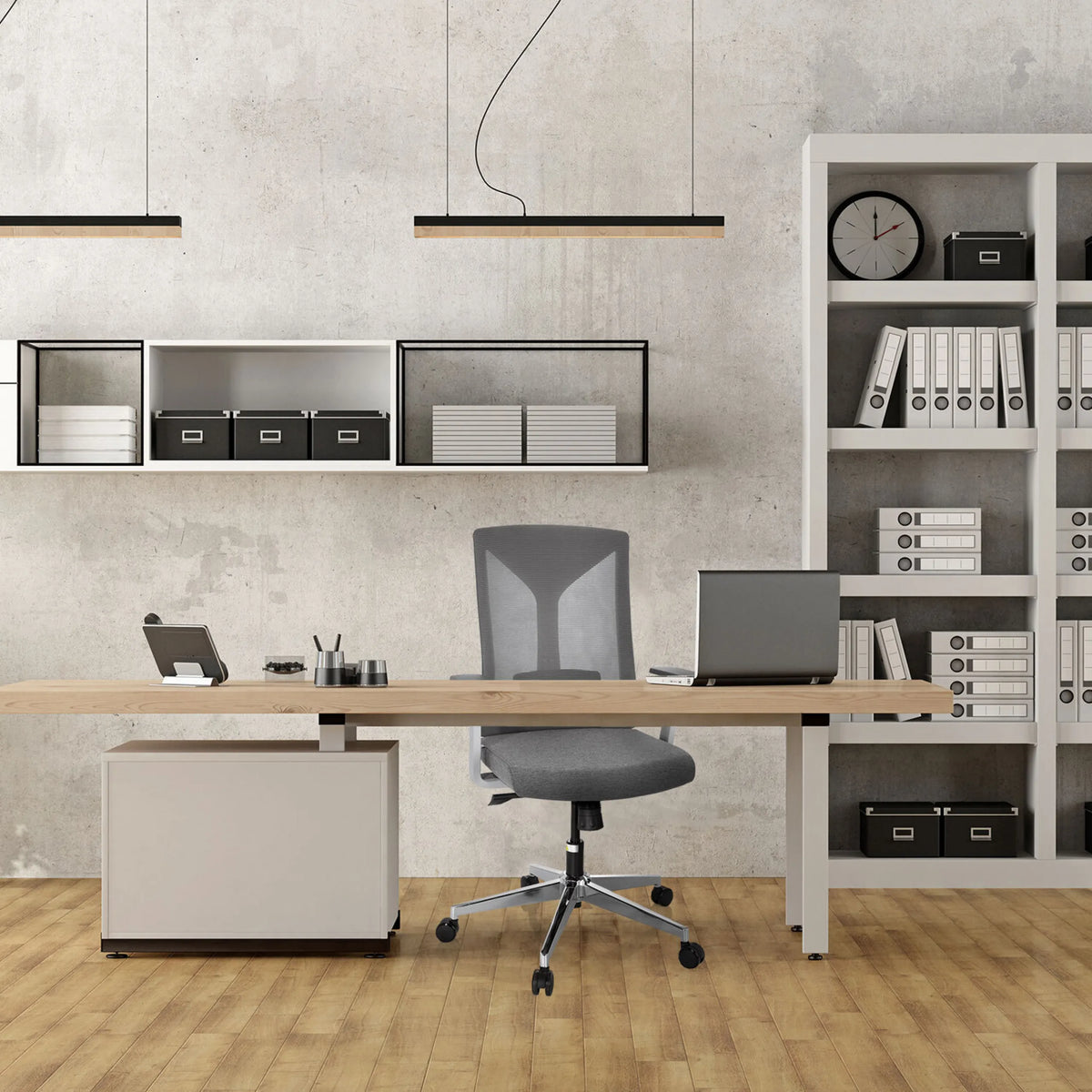 Grijze professionele bureaustoel HALIFAX aan een bureau in een modern kantoor van hjh OFFICE
