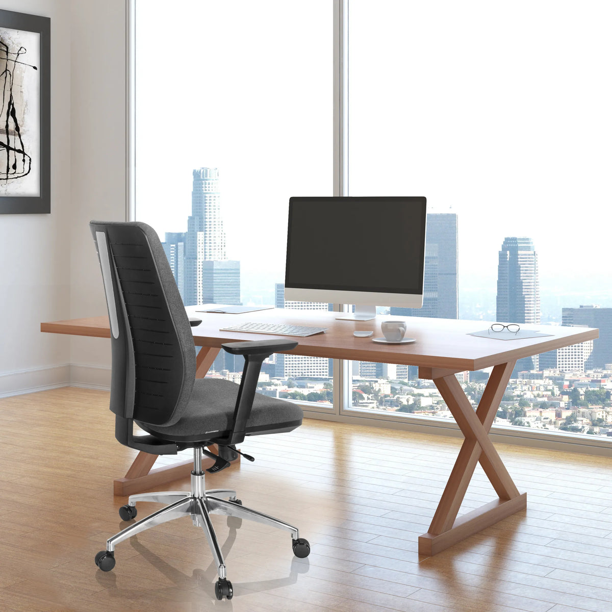 Professionele bureaustoel INTEGRIO I in donkergrijs aan een bureau voor een raam met uitzicht op de stad van hjh OFFICE