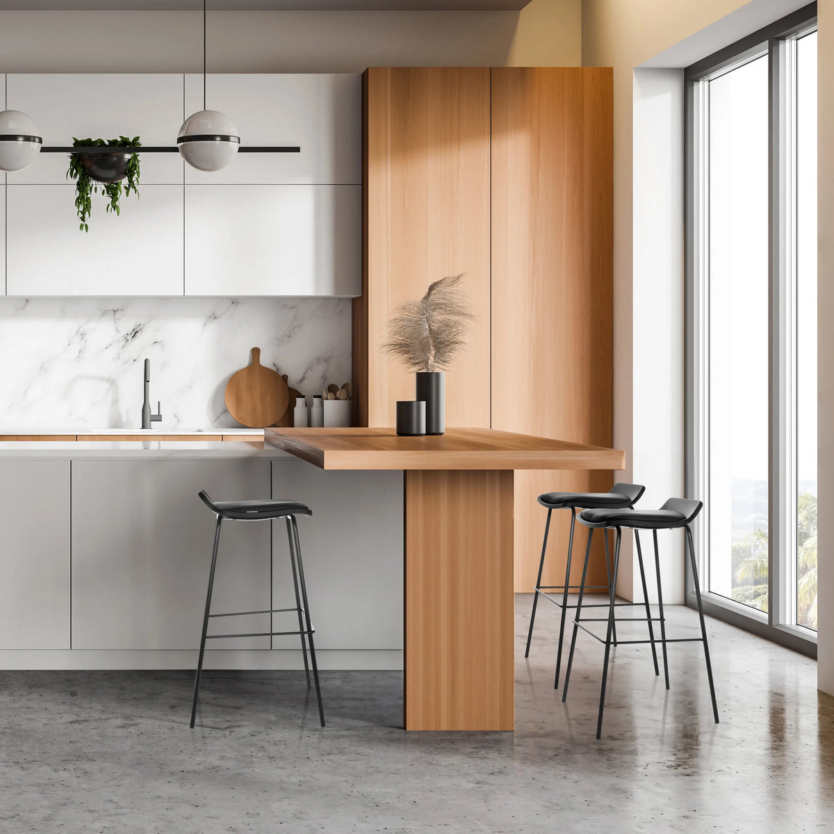 Drie zwarte LONSO 10 barkrukken aan een houten keukenaanrecht in een moderne keuken van hjh OFFICE
