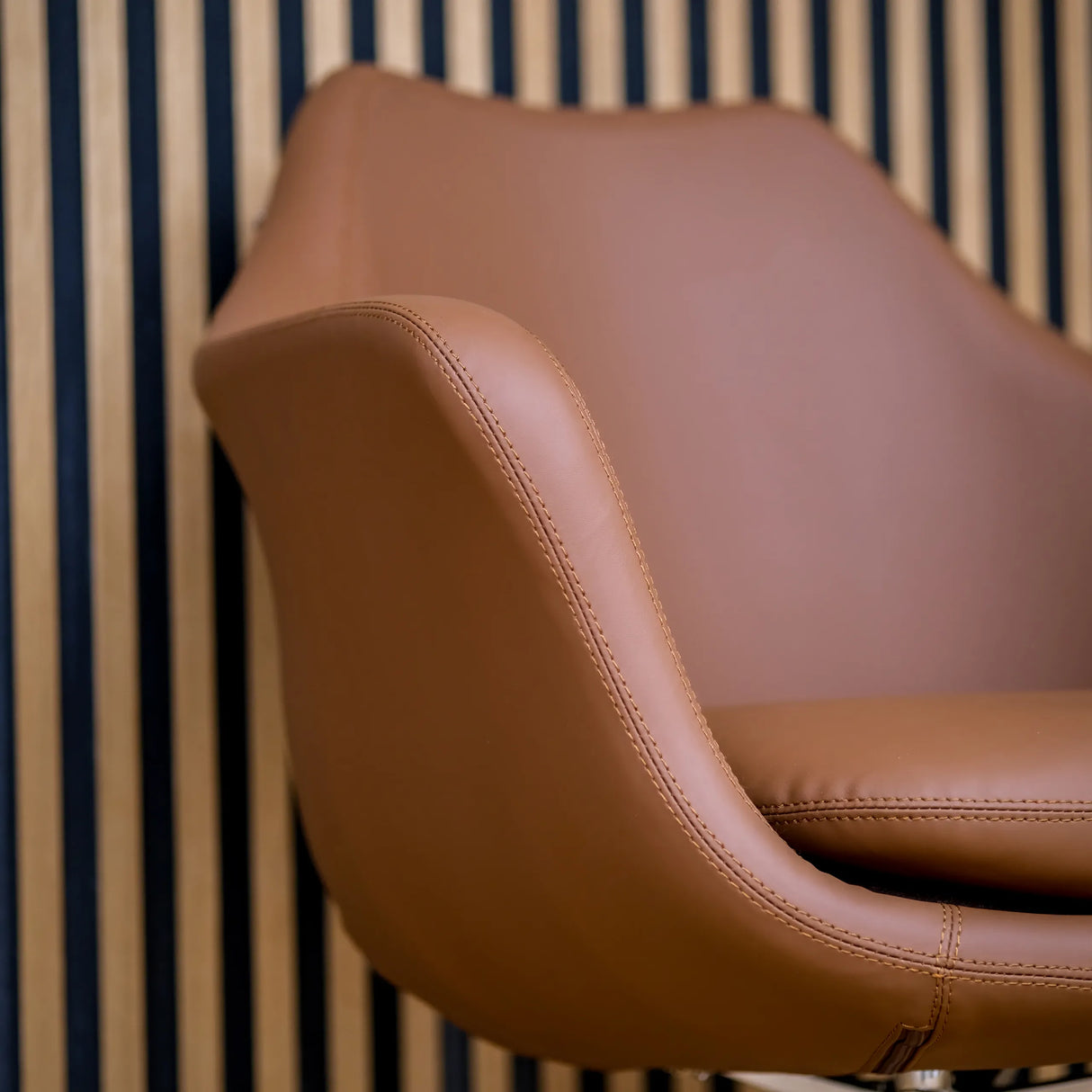 Bruine bekleding en armleuning van de Lounge stoel ARTEMIA van hjh OFFICE