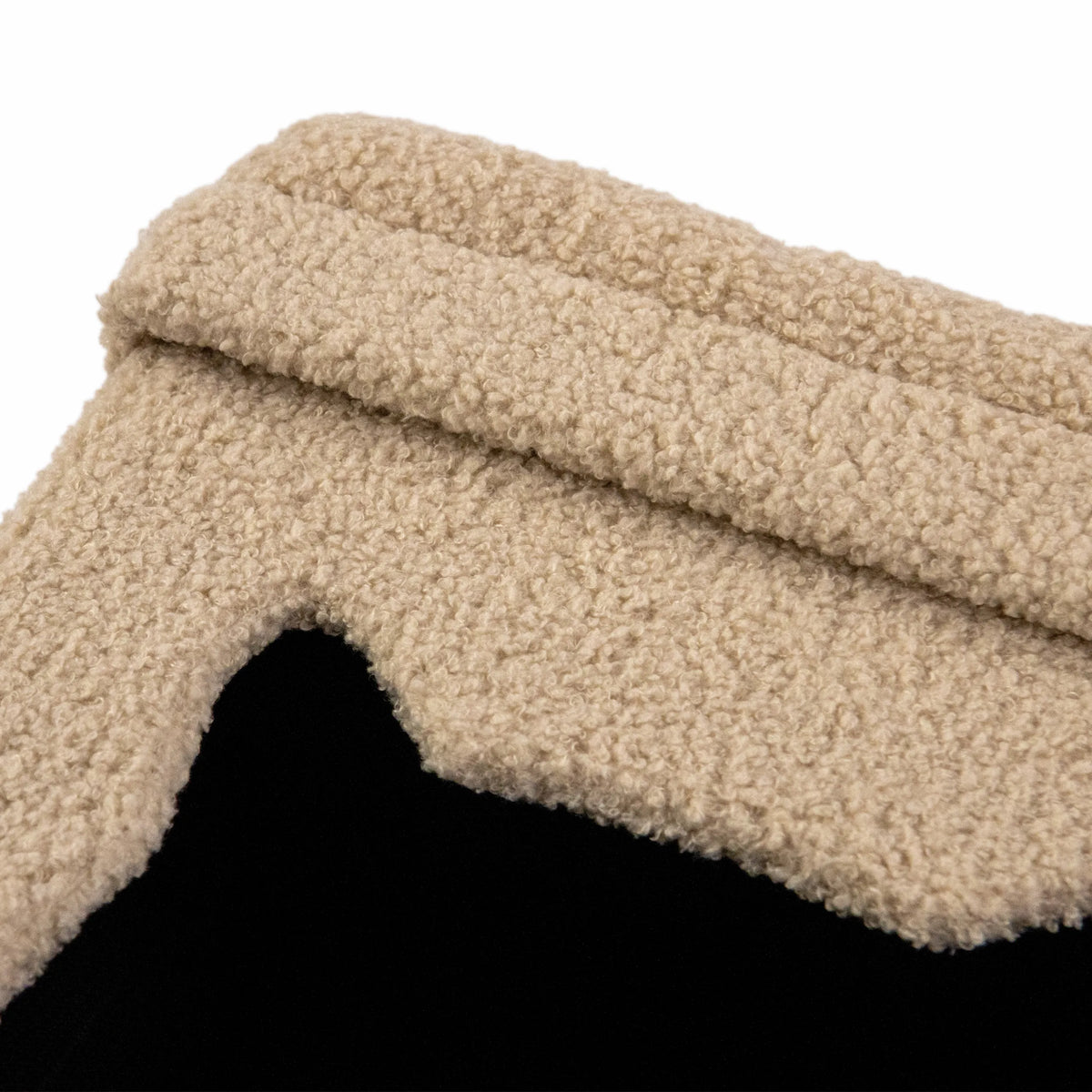 Beige, pluizige stoffen bekleding van het Kattenhuis PAWY ES van hjh LIVING