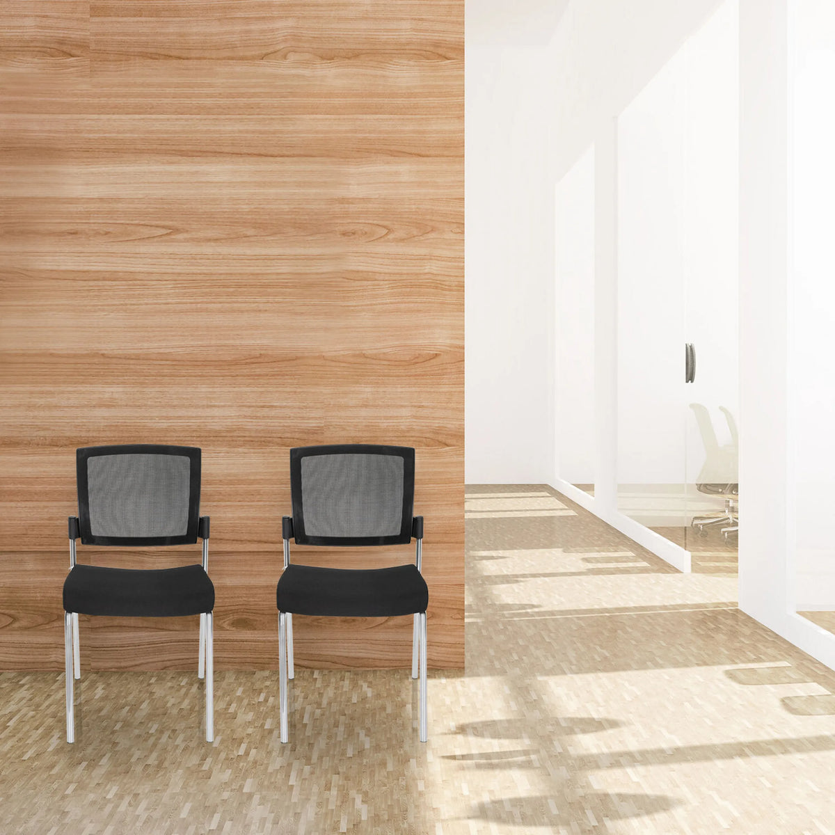 Twee zwarte K9 V vierpotige stoelen met netrugleuning en metalen poten voor een houten wand van hjh OFFICE
