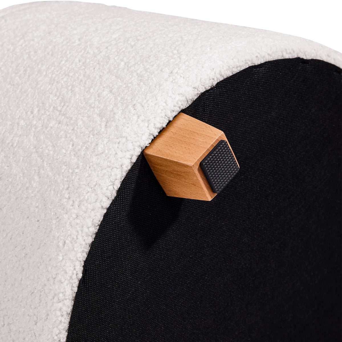 Houten poot met zwarte glijder van de Storiano S gestoffeerde kruk met witte stoffen bekleding van hjh LIVING