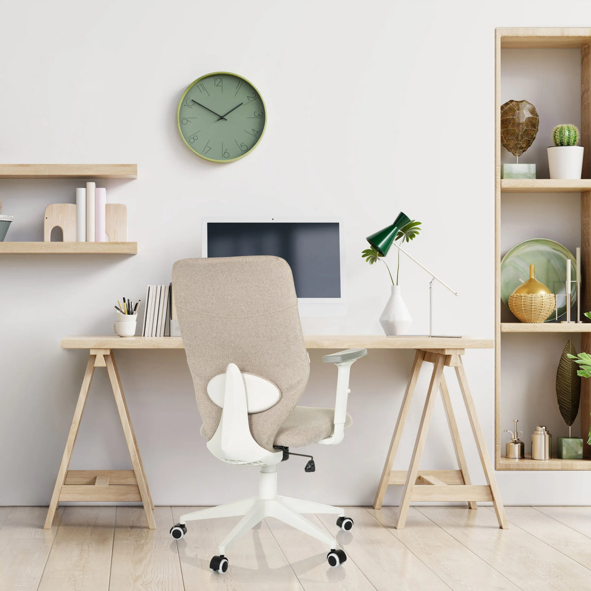 Beige COSIO II thuisgebruik bureaustoel met witte armleuningen en zwenkwielen aan een bureau van hjh OFFICE
