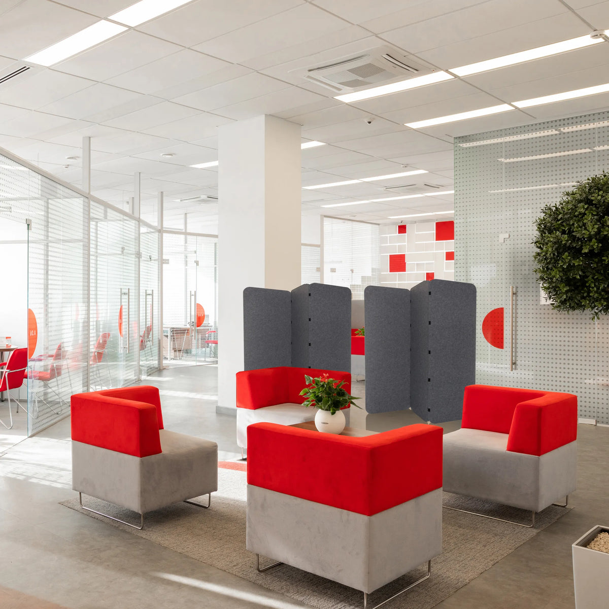 Grijze FLEXMIUT EL scheidingswanden als roomdividers in een modern kantoor van hjh OFFICE