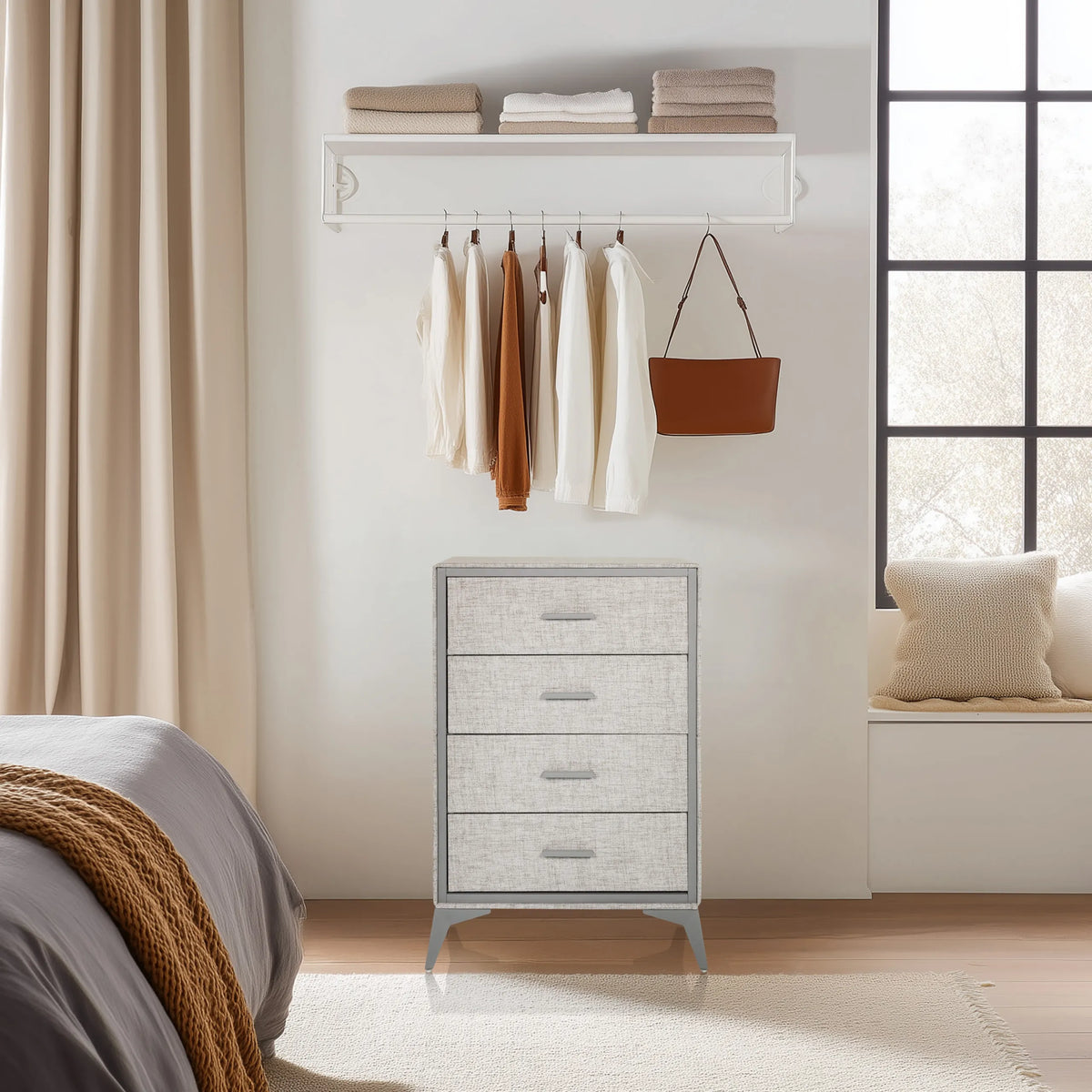 Grijze commode SKUFFY met vier lades en zilverkleurige grepen van hjh LIVING