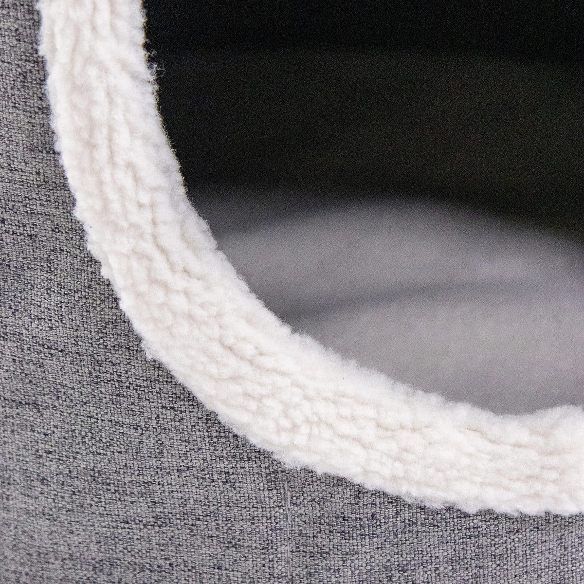 Grijze stoffen bekleding en zachte witte pluche rand van de PAWY R kattengrot van hjh LIVING