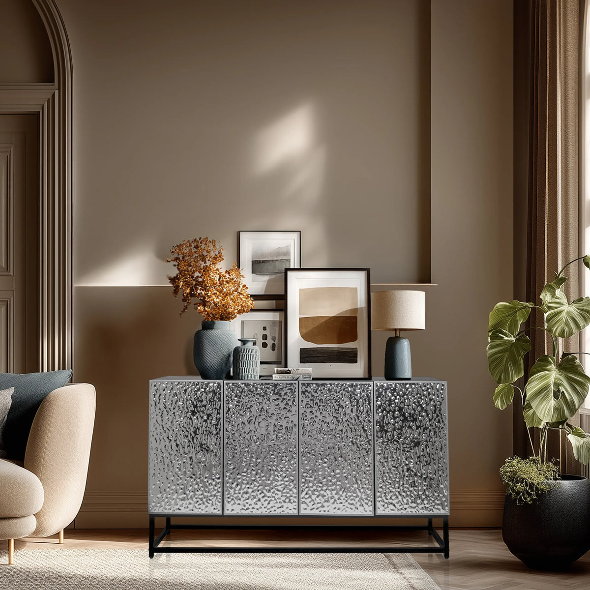 Zilverkleurige commode METALLIO met gestructureerde fronten en een zwart onderstel van hjh LIVING