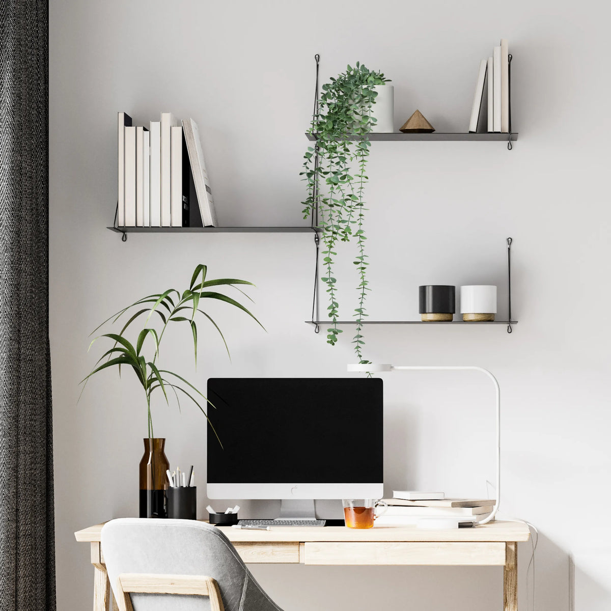 Groene Kunstplant EUCALYPTUS CLIMB in een bruine vaas op een bureau van hjh OFFICE