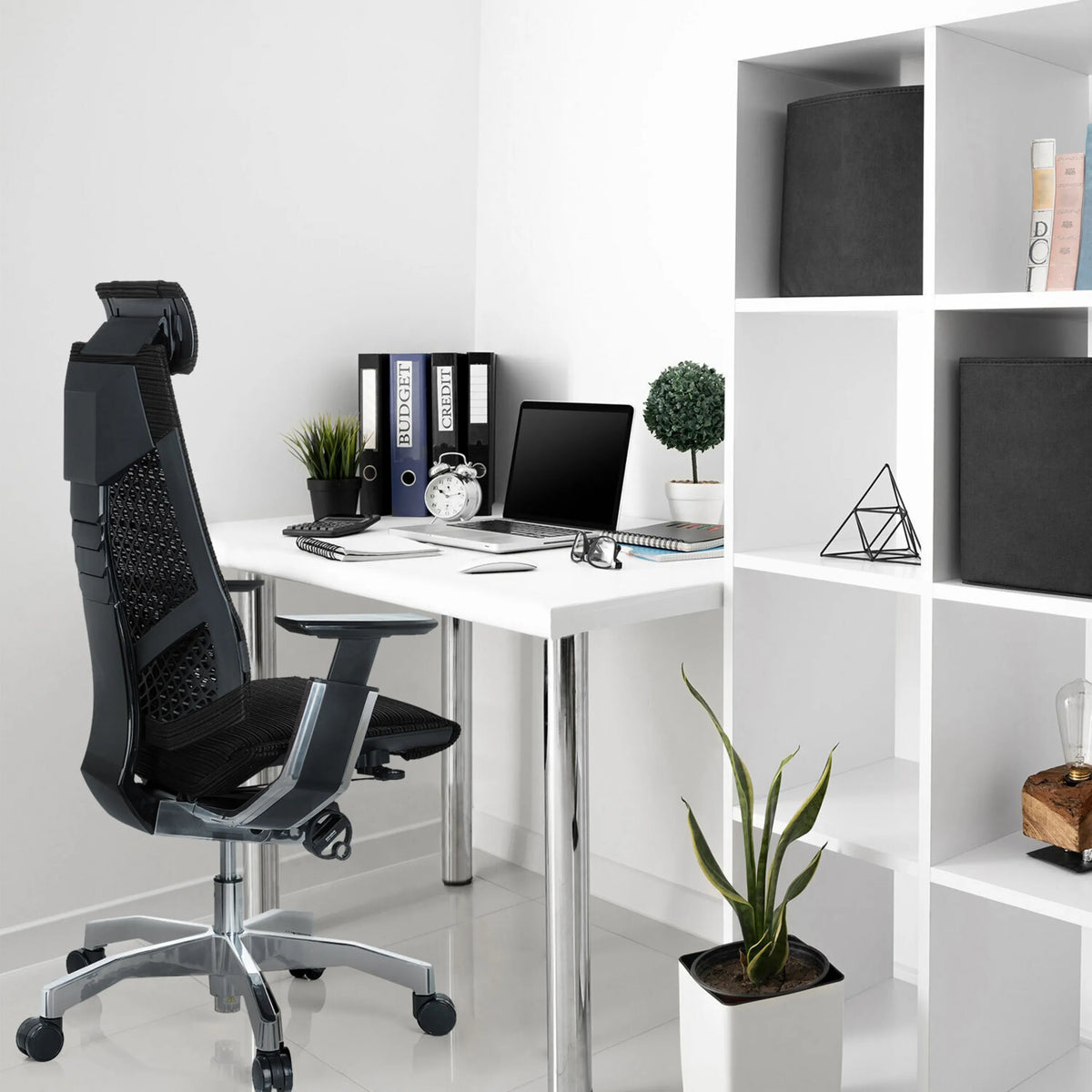 Zwarte High end bureaustoel GENIDIA PRO met netrugleuning en hoofdsteun van hjh OFFICE