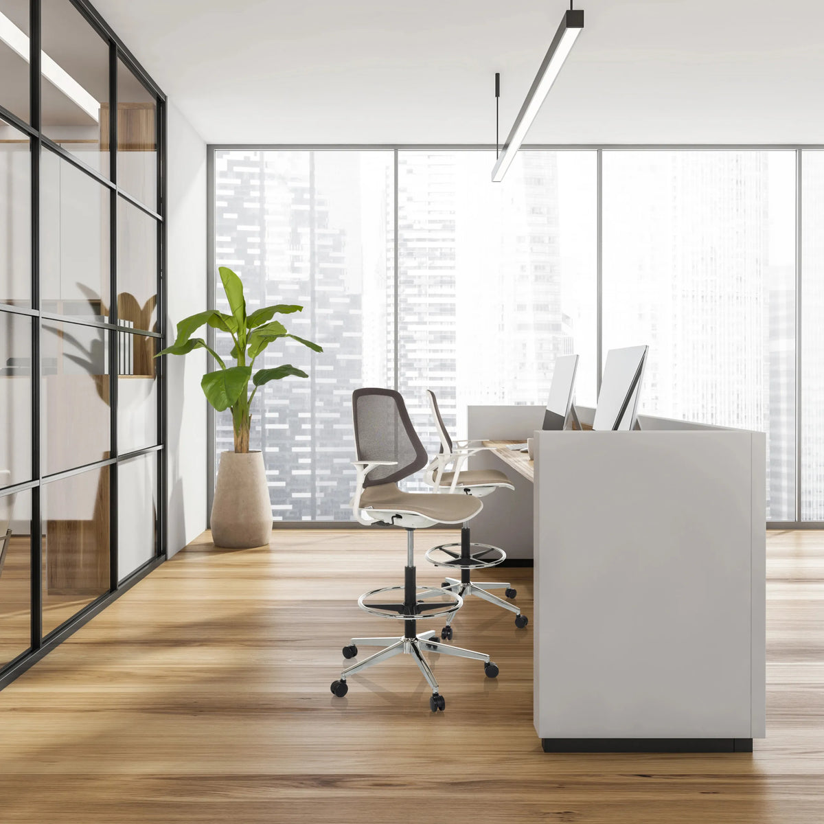Beige TOP WORK STYLE baliestoelen met netrugleuning en voetring op wieltjes van hjh OFFICE