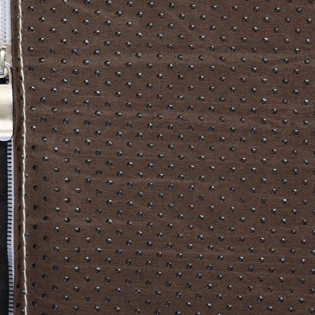 Bruine geperforeerde stofbekleding met rits van de Sitzolo Lounge stoel van hjh LIVING