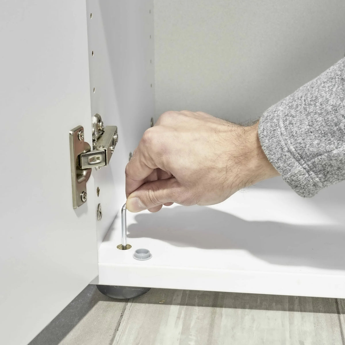 Einsetzen eines Bodenträgers im Schrank BETA 9 von hjh OFFICE PRO