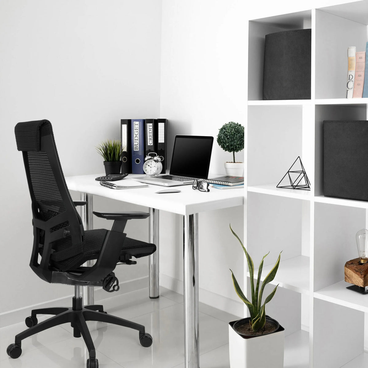 Zwarte professionele bureaustoel GENIDIA SMART BLACK met netrugleuning en armleuningen van hjh OFFICE