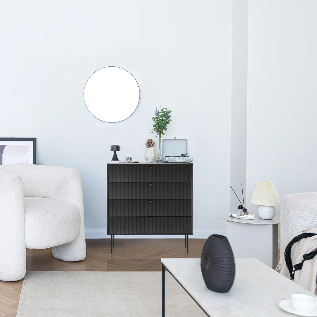Zwarte commode KARBY K met drie lades en slanke metalen poten in een lichte woonruimte van hjh LIVING