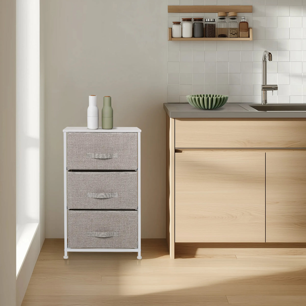 Commode FOLDRESS M met drie grijze stoffen laden en wit frame van hjh LIVING