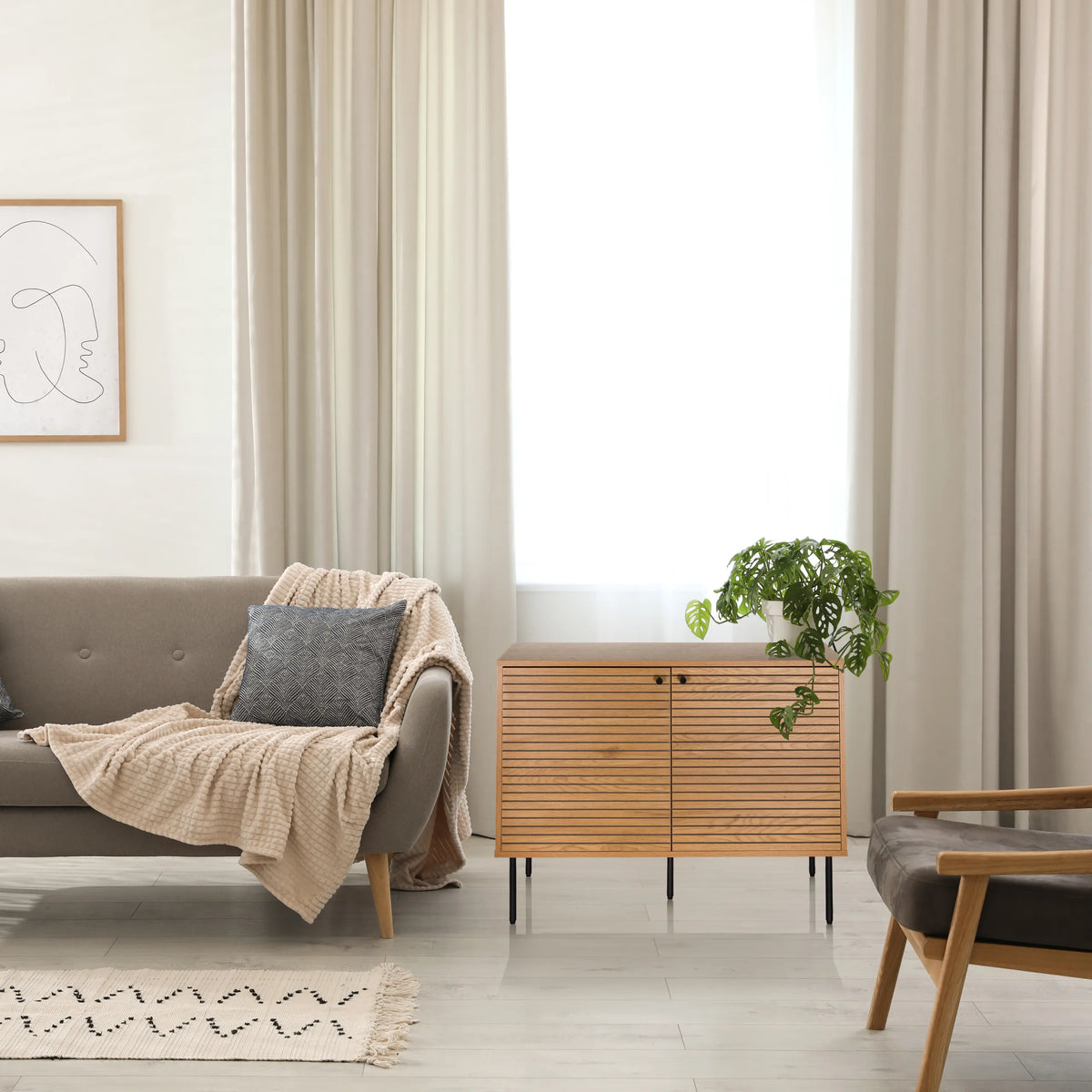 Dressoir LINNO S van eiken met geribbelde fronten en zwarte metalen poten van hjh LIVING