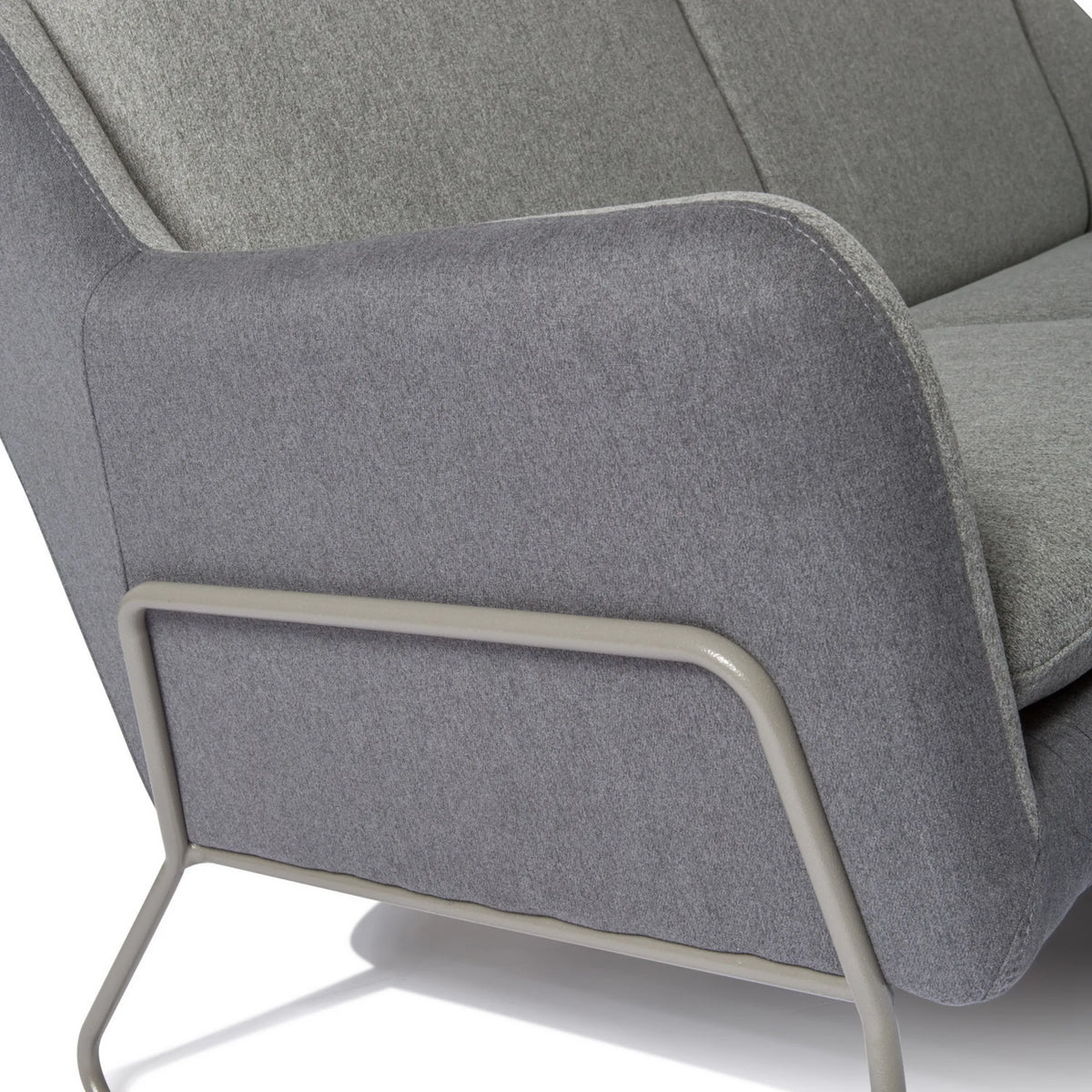 Armleuning en grijze stoffen bekleding van de lounge bank LAGUN met grijs metalen frame van hjh OFFICE