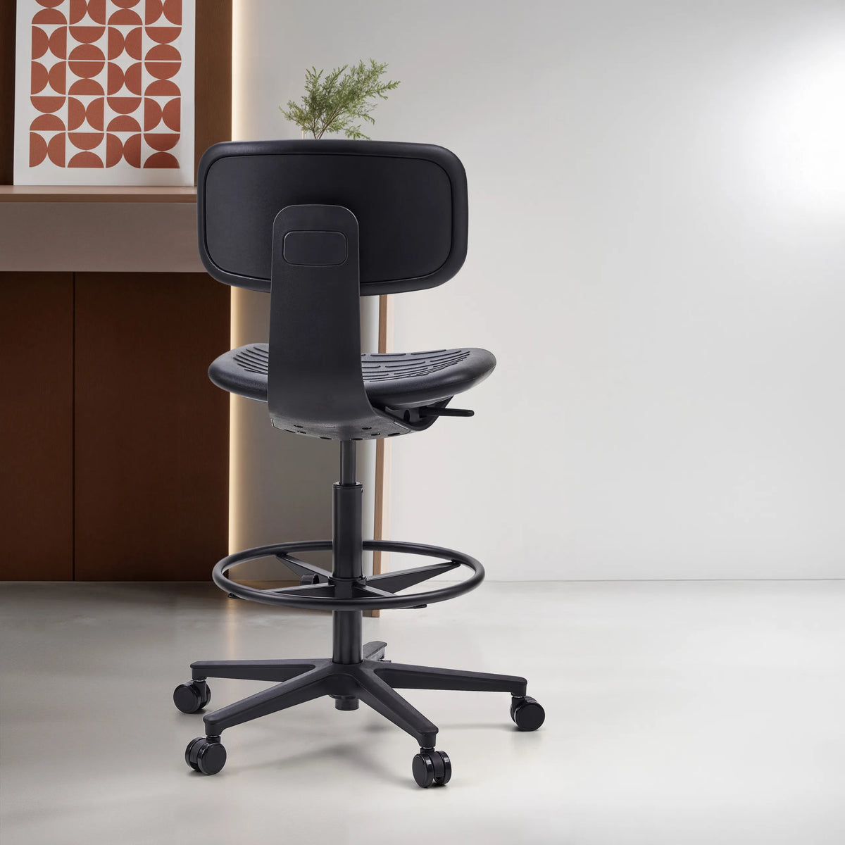 Achteraanzicht van de zwarte Baliestoel TOP WORK B met voetring en zwenkwielen van hjh OFFICE
