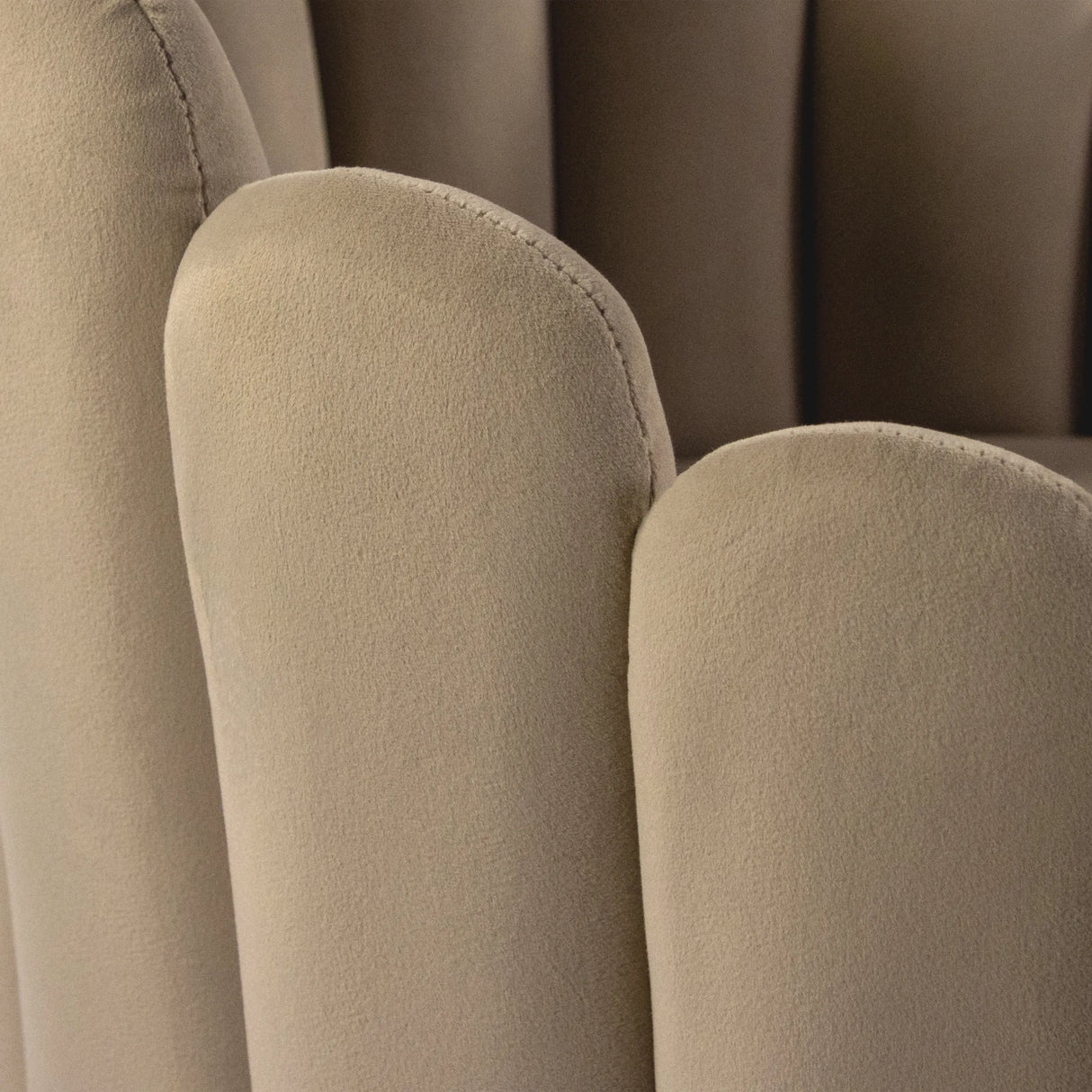 Beige stoffen bekleding met naaddetail van de SCALLORE eetkamerstoel van hjh LIVING