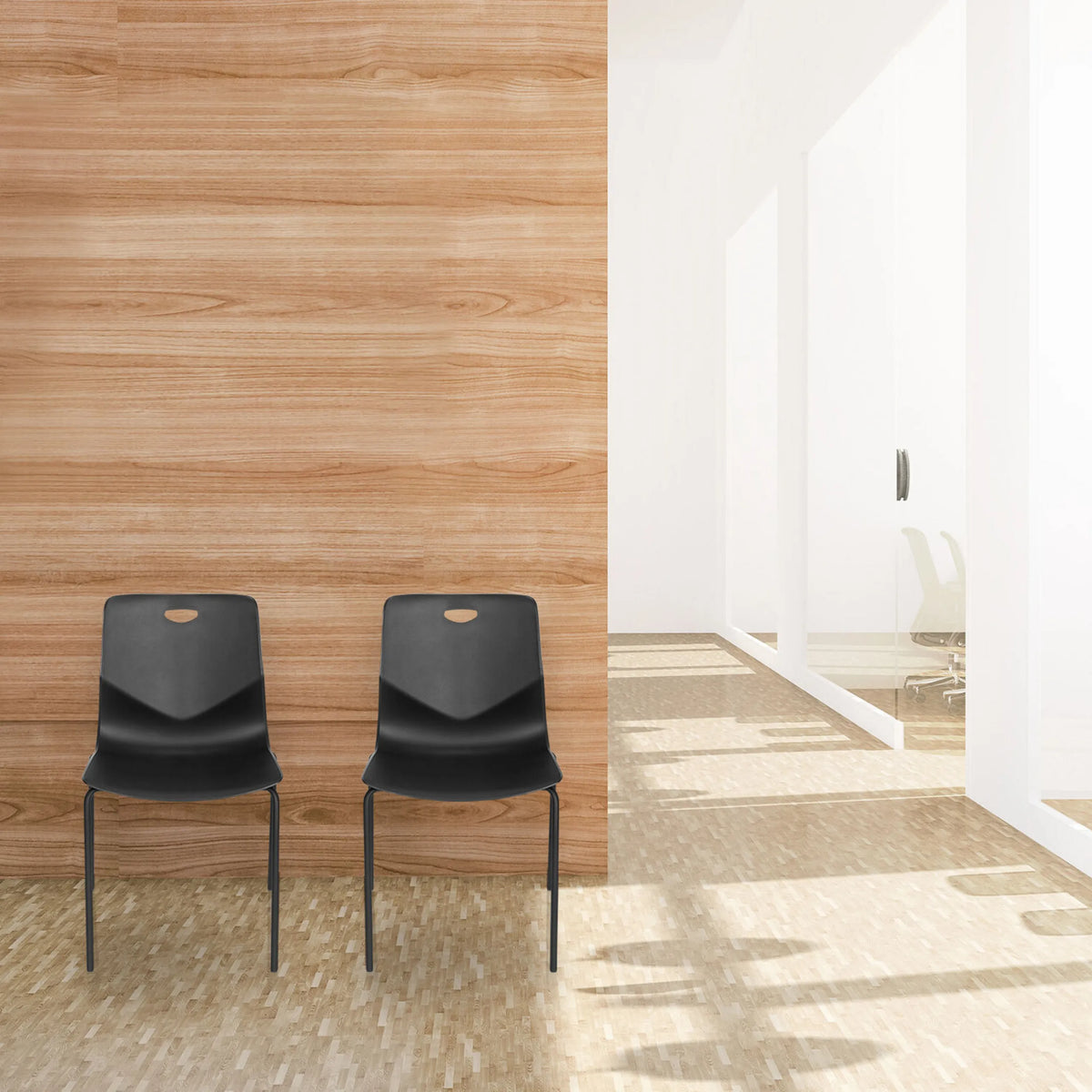 Twee zwarte vierpotige stoelen T36 V met een handgreepopening in de rugleuning van hjh OFFICE