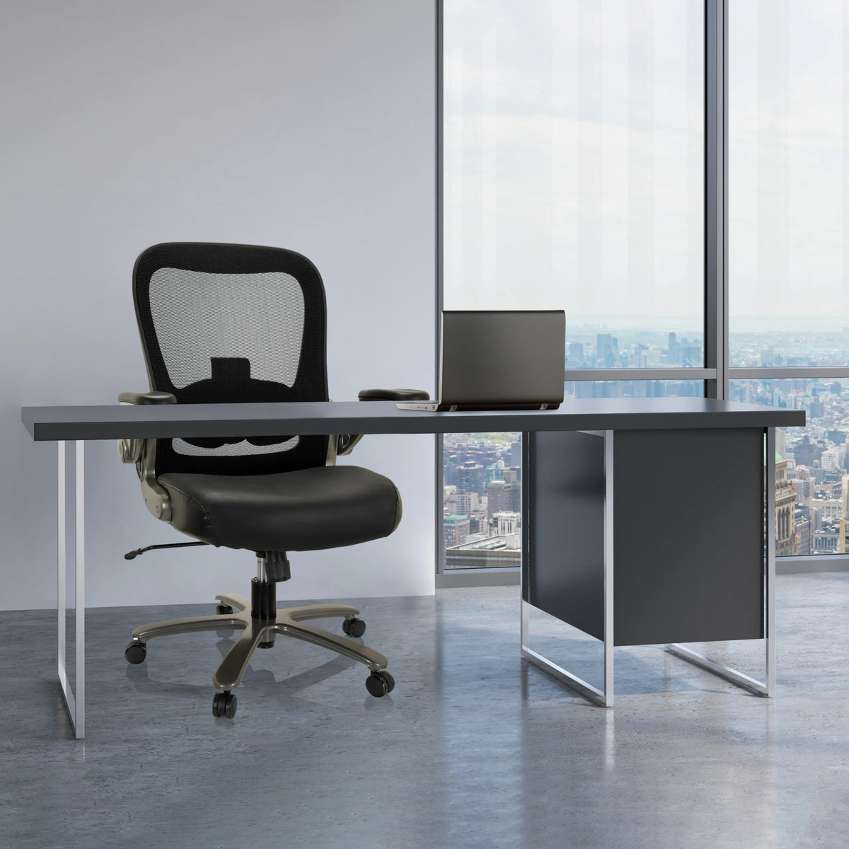 XXL bureaustoel INSTRUCTOR T I in zwart leer en mesh aan een bureau van hjh OFFICE