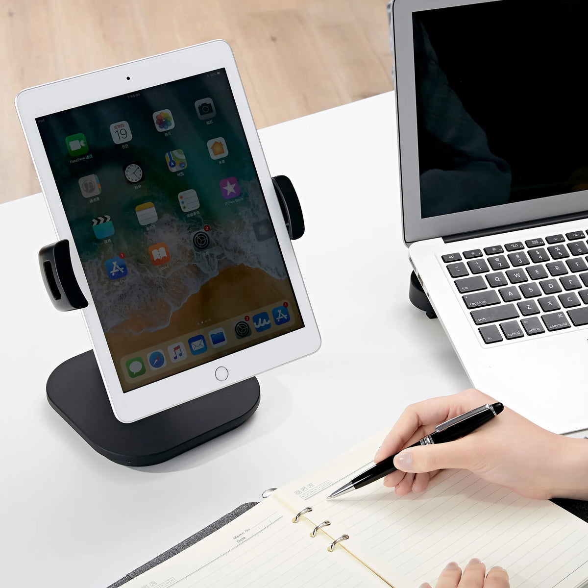 Zwarte Houder voor mobiele telefoon & tablet FLEXMOBI IV met geplaatst tablet op een wit bureau van hjh OFFICE