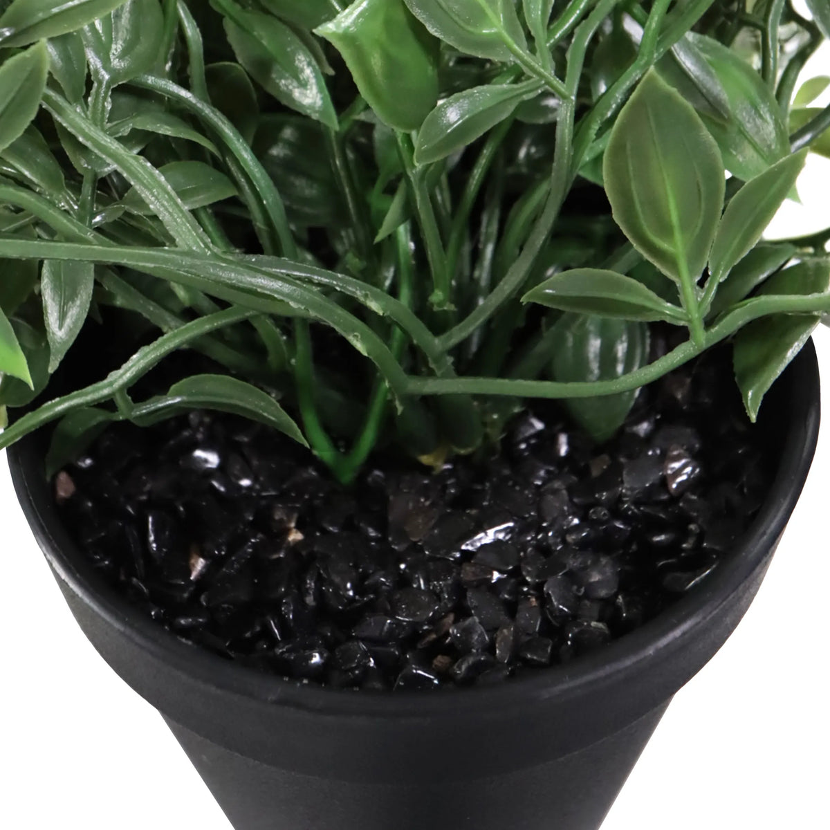 Groene bladeren en zwarte decoratiesteentjes van de Epipremnum Climb kunstplant in een zwarte pot van hjh OFFICE