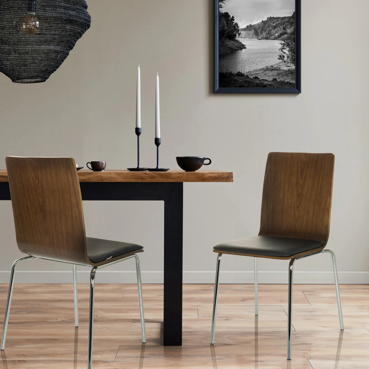 Twee PERIA bezoekerstoelen met houten schaal, zwart zitvlak en verchroomde poten van hjh OFFICE