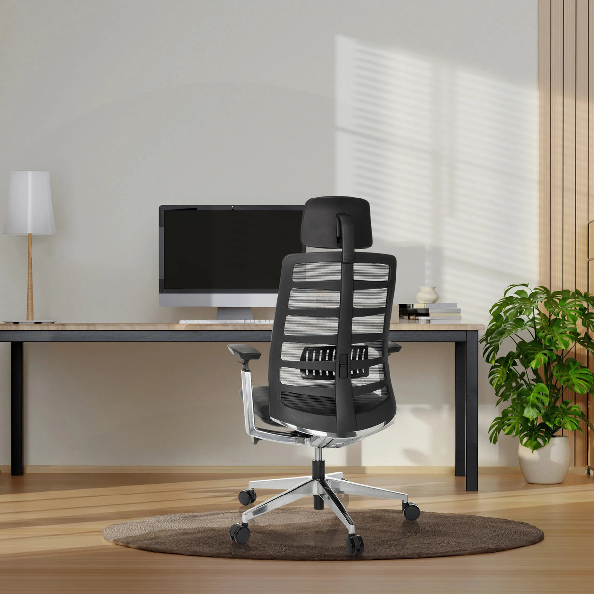 Zwarte High end bureaustoel SPINIO ELITE L met netrugleuning en hoofdsteun van hjh OFFICE