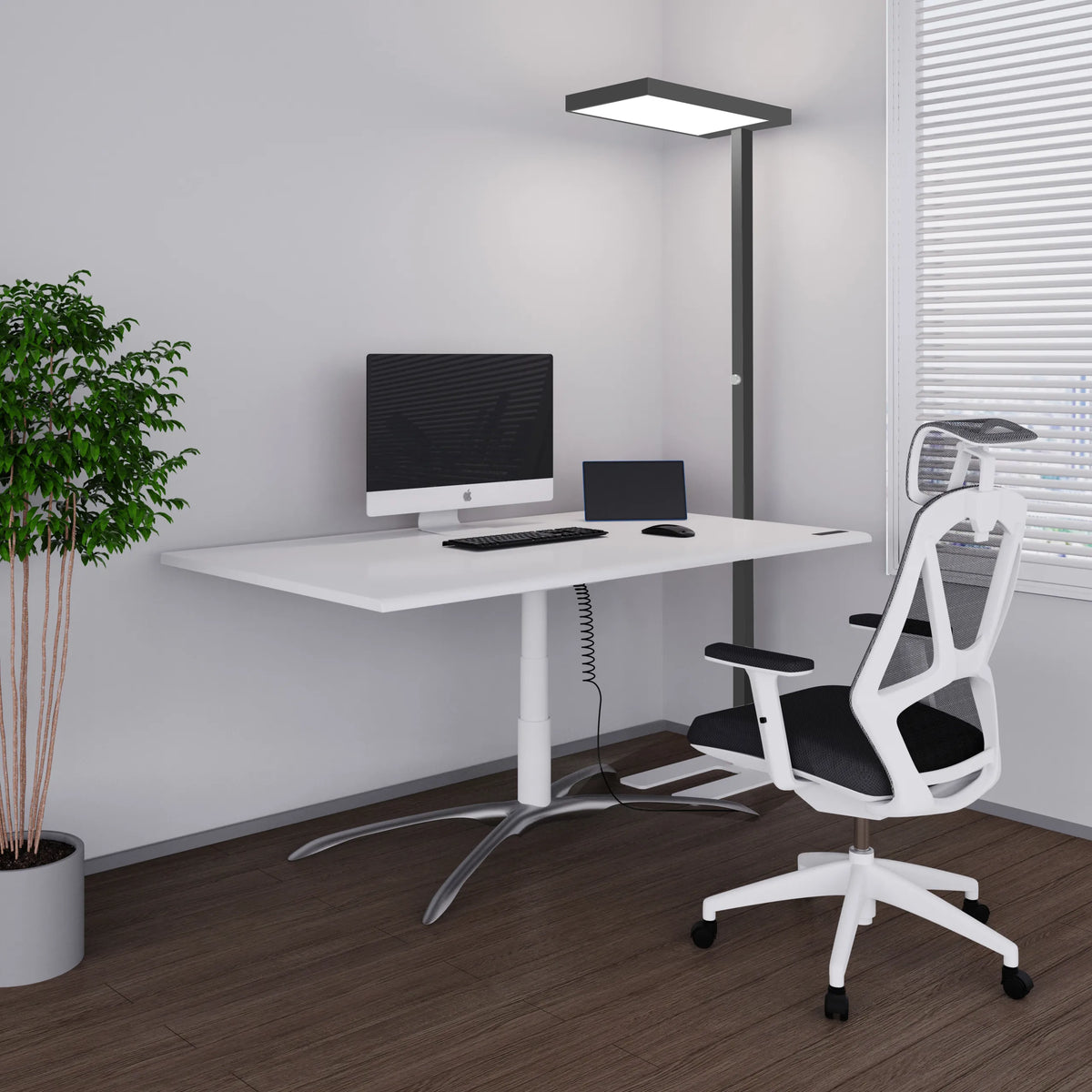 Zwarte LED staande lamp LUMANOVA naast een wit bureau van hjh OFFICE