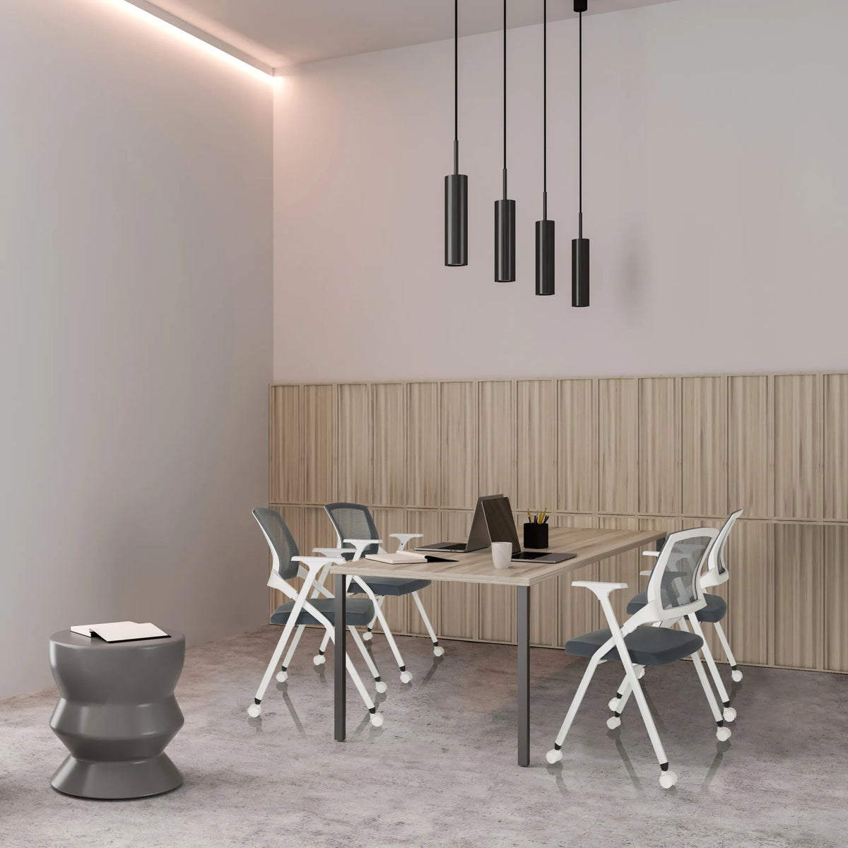 Grijze PRIORITY II W klapstoelen met witte frames aan een lichte vergadertafel van hjh OFFICE