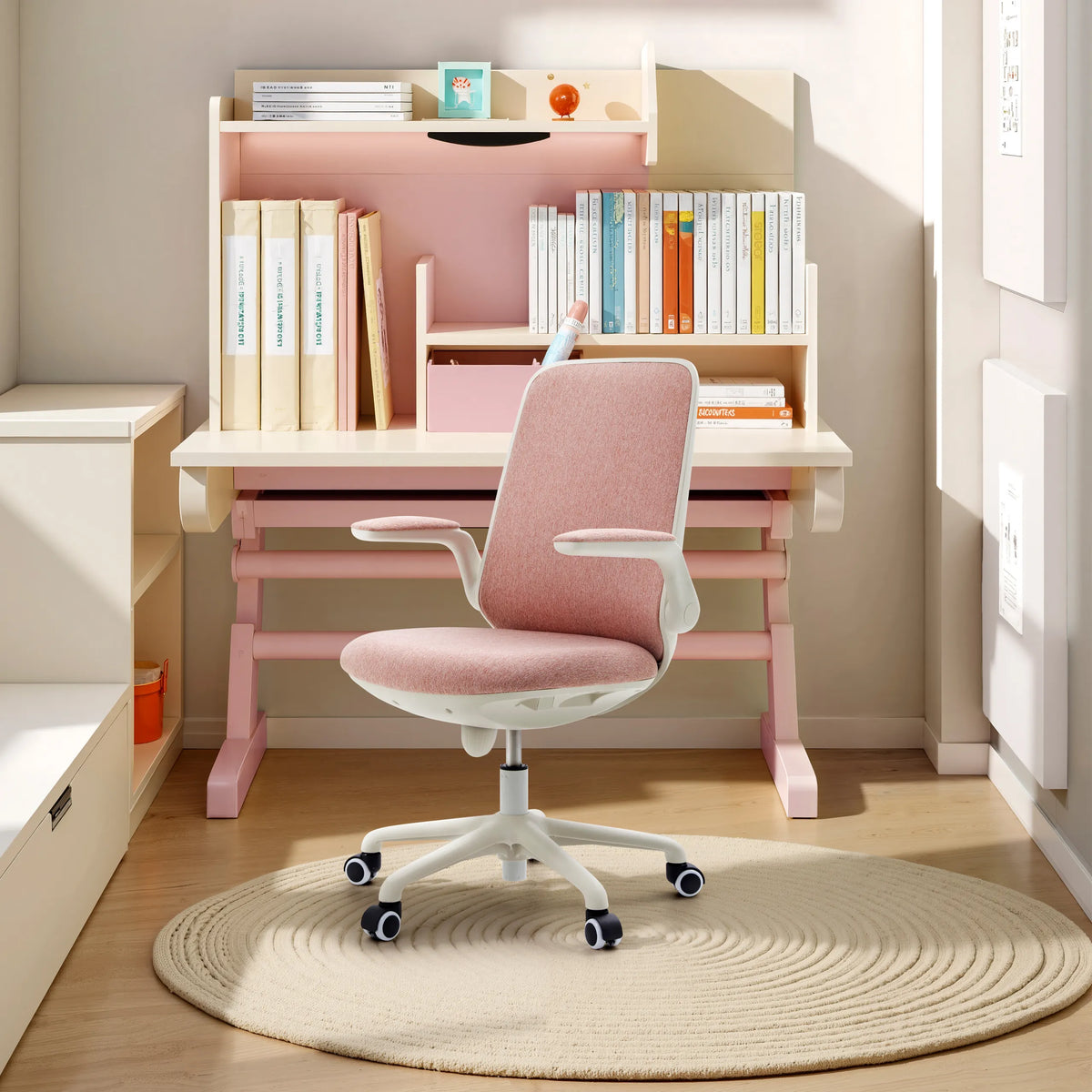 Roze Kinder bureaustoel Swivelo met armleuningen en zwenkwielen aan een bureau van hjh OFFICE