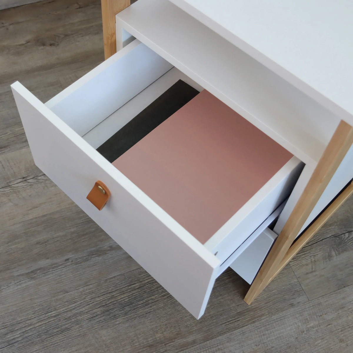 Open witte lade met bruine lederen handgreep van de Bijzettafel TAROLO III van hjh LIVING