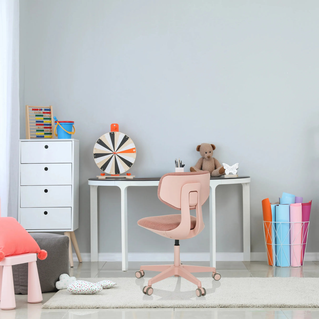 Roze Kinder bureaustoel KID COLORE op wieltjes bij een wit bureau van hjh OFFICE