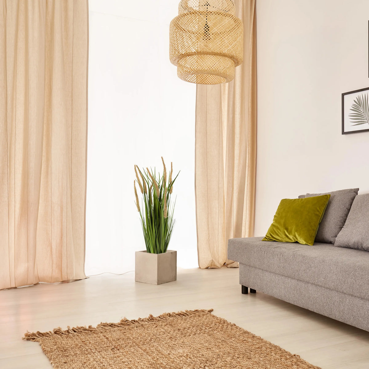 Kunstplant CORTADERIA I in een vierkante grijze plantenbak van hjh OFFICE