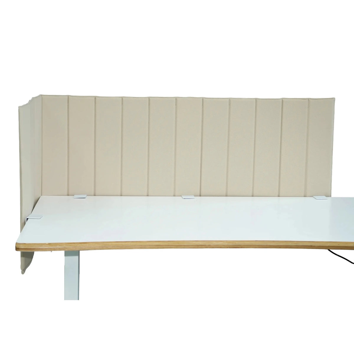 Beige tafelverdeler FLEXMIUT ROLL met verticale stiknaden op een wit bureau van hjh OFFICE
