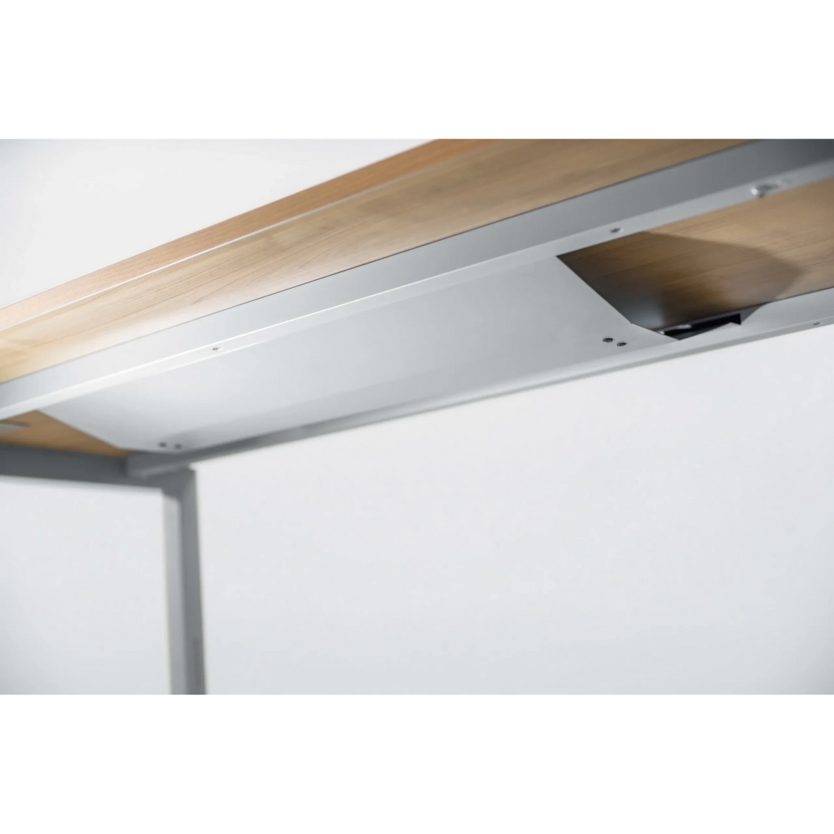 Horizontale kabelgoot RKW S in zilveren kleur onder een houten plaat van hjh OFFICE PRO