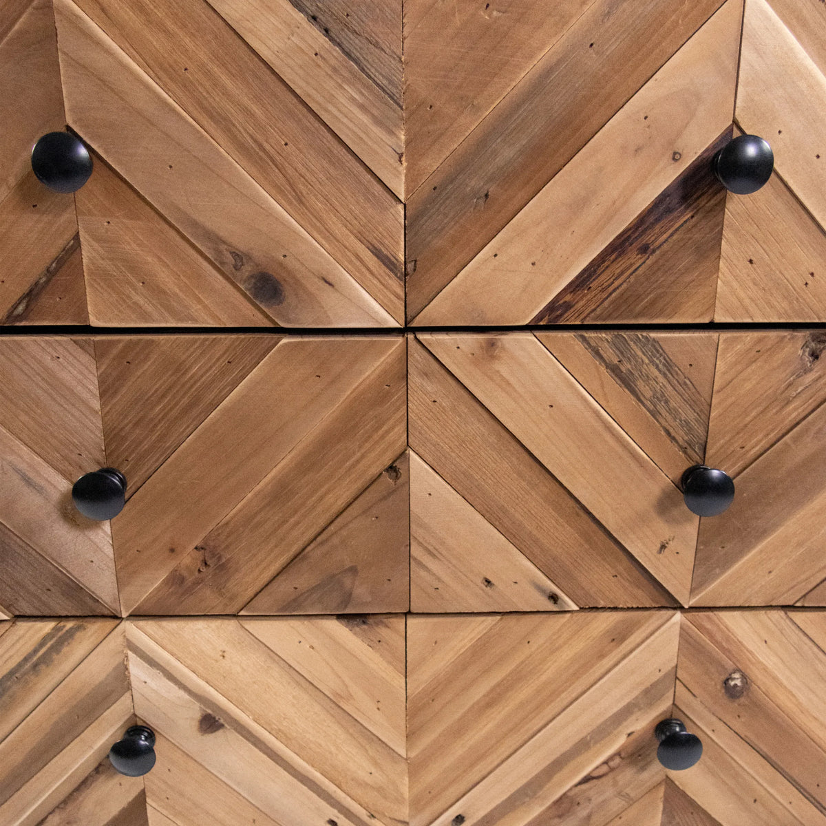 Houten fronten met visgraatpatroon en zwarte knoppen van het Dressoir SANTJAGO BLACK SUN L van hjh LIVING