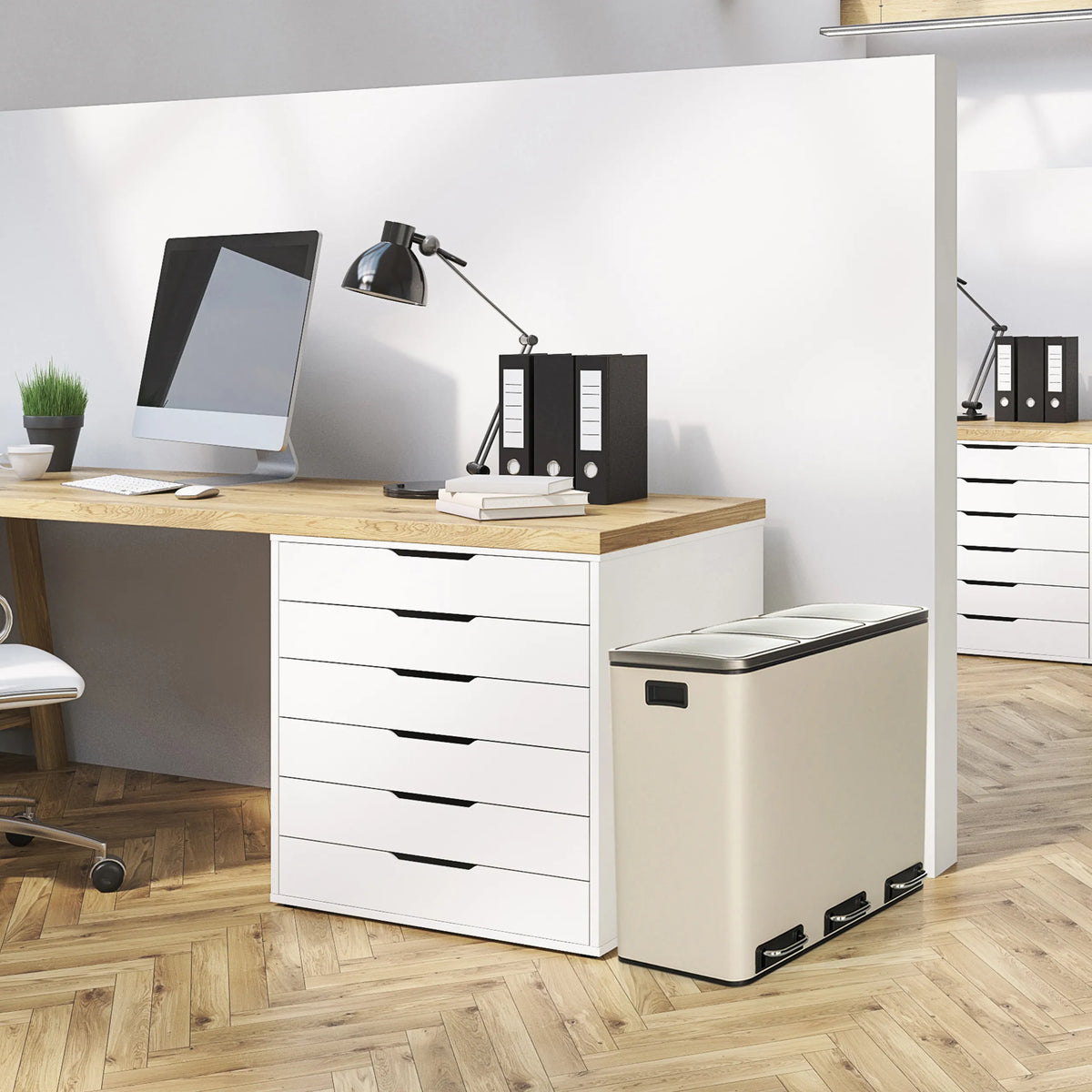 Beige prullenbak Clean 9 met twee openingen in het deksel naast een bureau van hjh OFFICE