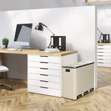Beige prullenbak Clean 9 met twee openingen in het deksel naast een bureau van hjh OFFICE