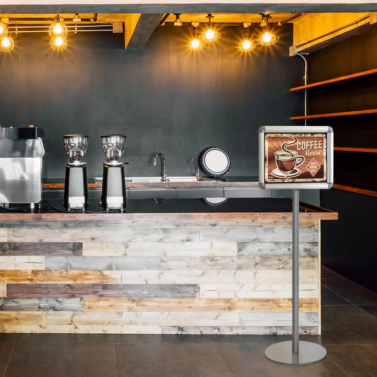 Zilveren Posterstandaard AGENDA I met Coffee-House-bord in een cafetaria van hjh OFFICE