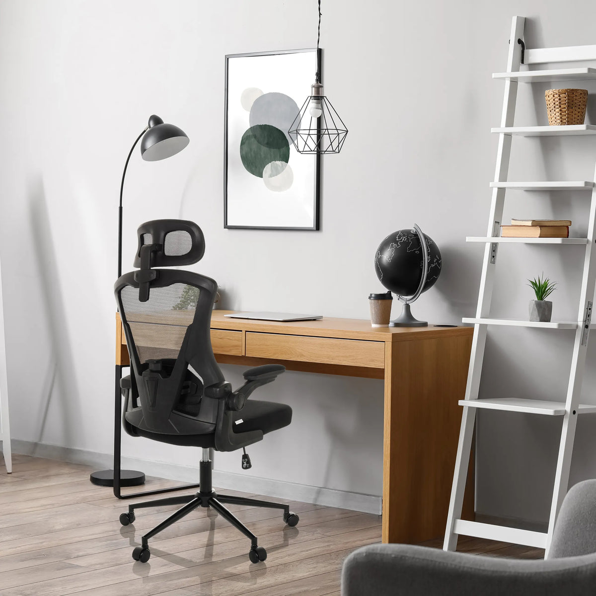Zwarte Professionele bureaustoel ARIGANO met netrugleuning en hoofdsteun aan een bureau van hjh OFFICE