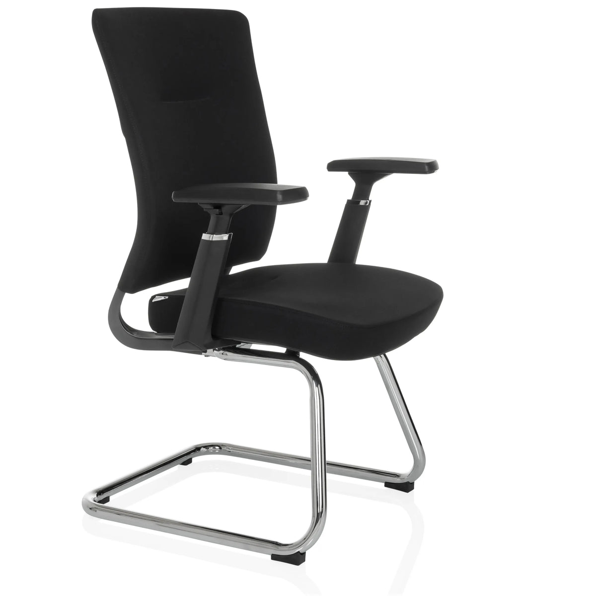 Zwarte vergaderstoel CAPTIVO PRO V met armleuningen en stoffen bekleding van hjh OFFICE – 360-gradenweergave (schuin vooraanzicht 60°)