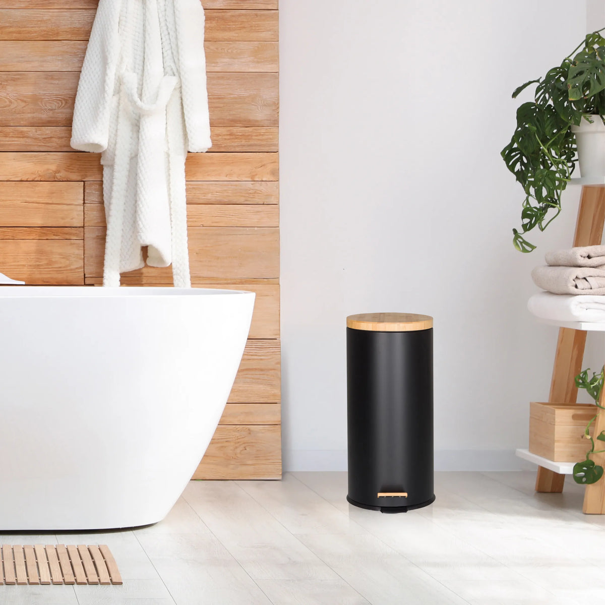 Matte zwarte prullenbak CLEAN BAMBOO met houten deksel en voetpedaal van hjh OFFICE