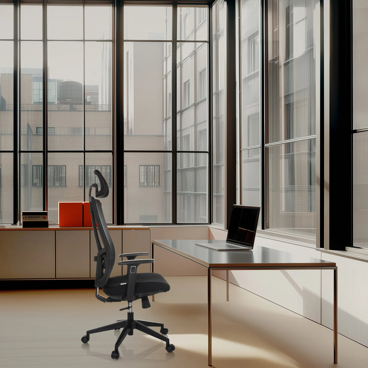 Zwarte professionele bureaustoel TRAMORE met hoofdsteun en armleuningen aan een bureau voor een raam van hjh OFFICE