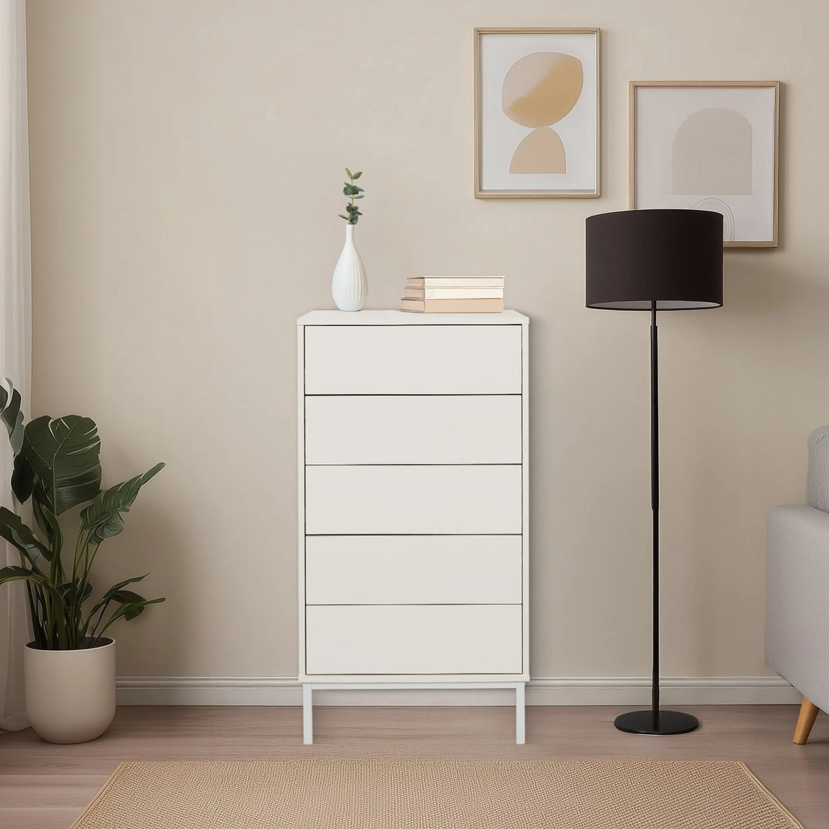 Witte commode BJORDAL met vijf lades op smalle poten in een lichte kamer van hjh LIVING
